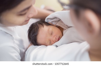  Asian Parents With Newborn Baby, Close Up Portrait Of Asian Young Couple Father Mother Holding Kissing New Born Baby In Hospital Bed. Happy Asia Family Love Newborn Nursery Mother’s Day Concept