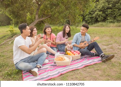 Asiatische Leute picknicken mit Wein