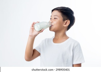á châu xinh đẹp cậu bé uống sữa
