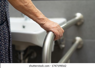Asiatische ältere oder ältere Frau Patientin benutzen Toilette Bad mit Sicherheit in der Pflegestation : gesundes, starkes medizinisches Konzept.