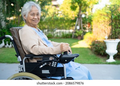 Asiatische ältere oder ältere ältere Frau Patientin auf Elektrorollstuhl mit Fernbedienung auf dem Krankenpflegeplatz, gesundes, starkes medizinisches Konzept