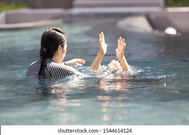 Asian Senior People Struggling Underwater,woman Drowned In Water,drowning Female Elderly Person In Swimming Pool Asking For Help,daughter Rescuing Unconscious Mother Drowning In Swimming Pool