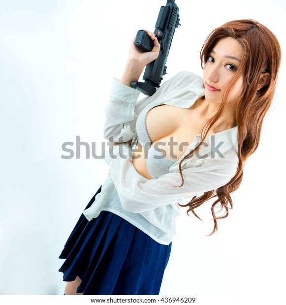 銃を持つアジアのセクシーな女の子の巨大な胸のショーブラ の写真素材 今すぐ編集