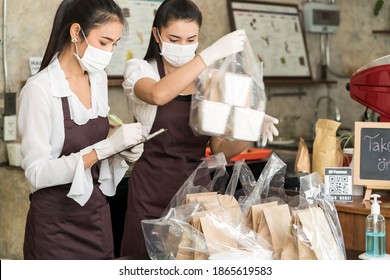 Asian Waitress Wear Protective Face Mask Prepare Food For Takeout And Curbside Pickup Orders While City Lockdown From Coronavirus COVID-19 Pandemic. This Is Essential Service While Lockdown.