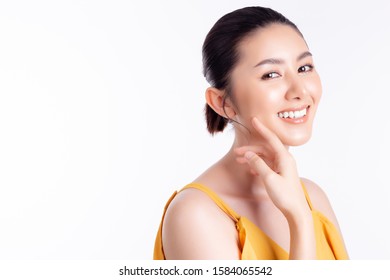 Asian Woman Apply Natural Makeup On Her Beautiful Face. Attractive Beautiful Young Lady Has Perfect Skin, Moist Skin Face And Body Because She Looks After Herself Very Well. Smiley Face, Copy Space