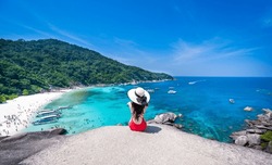 Mujer Asiática En Bikini Con Playa De Arena Blanca Vista Aguas Turquesas En Las Islas Similan, Tailandia