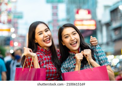 Asian Woman In Cheongsam Dress With Shopping Bag. Happy Smiling Woman Holding Colorful Shopping Bag In  China Town.People Traveling In City Lifestyle At Outdoor At China Town Street Food Market.