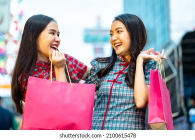 Asian Woman In Cheongsam Dress With Shopping Bag. Happy Smiling Woman Holding Colorful Shopping Bag In  China Town.People Traveling In City Lifestyle At Outdoor At China Town Street Food Market.