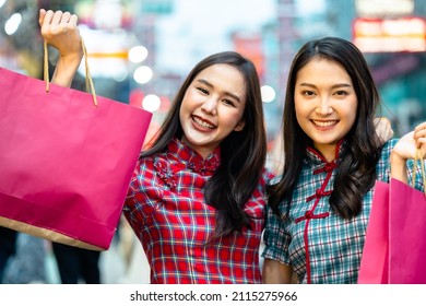 Asian Woman In Cheongsam Dress With Shopping Bag. Happy Smiling Woman Holding Colorful Shopping Bag In  China Town.People Traveling In City Lifestyle At Outdoor At China Town Street Food Market. 