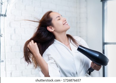 Asian Woman Drying Your Hair After Showering