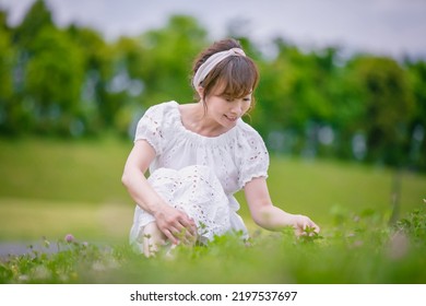 Asian Woman In The Green (flower Field, Date)