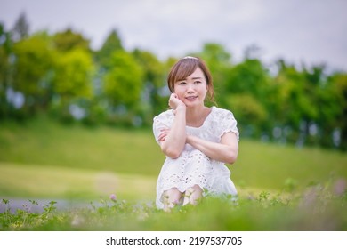 Asian Woman In The Green (flower Field, Date)