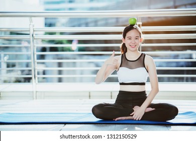 Asian Woman Hand Holding Green Apple. Which Is Beneficial To The Body. Good Care Of Her Body Diet. Eat To Help Digestion. Antioxidants And Vitamins That Make The Skin Beautiful. Change Yourself.