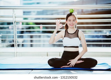 Asian Woman Hand Holding Green Apple. Which Is Beneficial To The Body. Good Care Of Her Body Diet. Eat To Help Digestion. Antioxidants And Vitamins That Make The Skin Beautiful. Change Yourself.