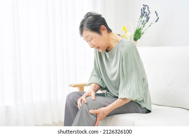 Asian woman having the joint pain