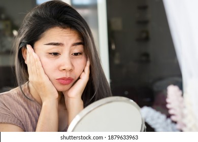 Asiatische Frau mit Problemen mit den Augen-Tüten , dunklen Kreiseln, Falten und Krähen-Füße auf der Gesichtshaut 