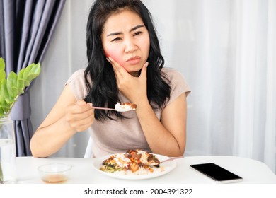 Asiatische Frau, die Probleme mit Zahnschmerzen, empfindlichen Zahn beim Essen Hand, die ihr schmerzhaftes ZahnZahnfleisch hält 