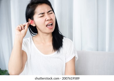 2,551 Woman ear hurts Images, Stock Photos & Vectors | Shutterstock