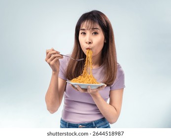 Mujer asiática en camiseta