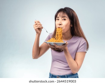 Mujer asiática en camiseta