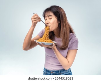 Mujer asiática en camiseta