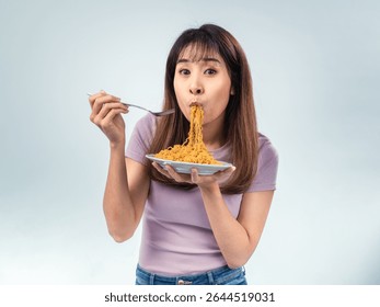 Mujer asiática en camiseta