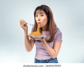 Mujer asiática en camiseta