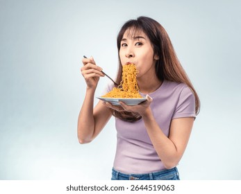 Mujer asiática en camiseta