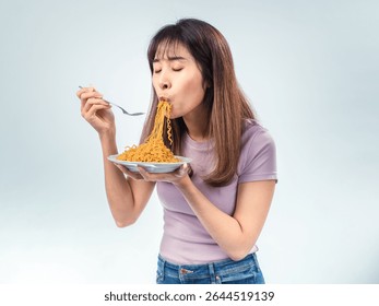 Mujer asiática en camiseta