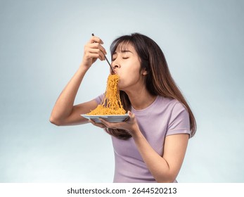 Mujer asiática en camiseta