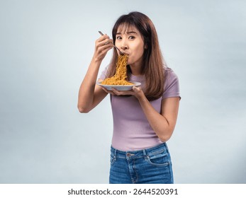 Mujer asiática en camiseta