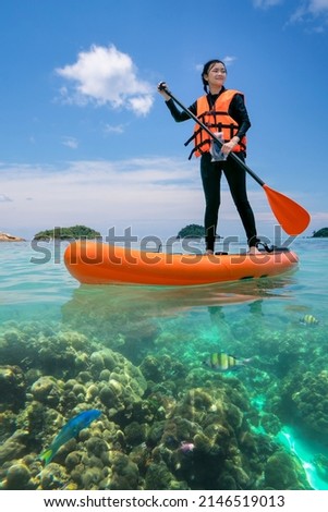 Similar – Foto Bild Glücklicher Mann, der Tauchkleidung und -ausrüstung trägt und lächelt, während er am Strand aus dem Wasser steigt.