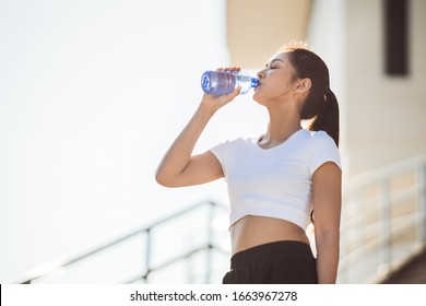 Asian Woman Runners She Is Drinking Water