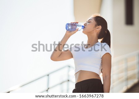 Asian woman runners she is drinking water