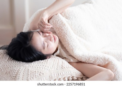 Asian woman sleeping due to lack of sleep (yawning)