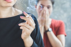 Ázsiai Nő Dohányzás Cigaretta Közelében Az Emberek A Család Szagú Szennyezés, Passzív Dohányzás Koncepció