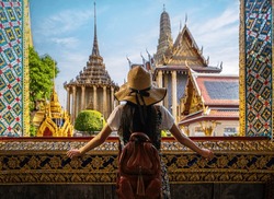 Mujer Viajera Asiática Toma Una Foto Y Viaja Al Gran Palacio De Bangkok Y A Lo Que Phra Kaew Se Encuentra En La Ciudad De Bangkok, Tailandia