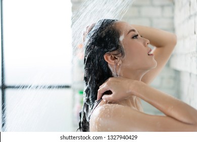 Asian Women Bathing And She Was Bathing And Washing Hair.she Is Happy