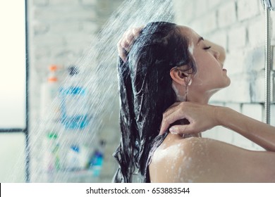 Asian Women Bathing And She Was Bathing And Washing Hair.she Is Happy