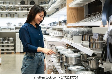 Asian women are choosing to buy new kitchenware in the mall. Shopping for groceries and housewares are needed in markets, supermarkets or big shopping centres. 