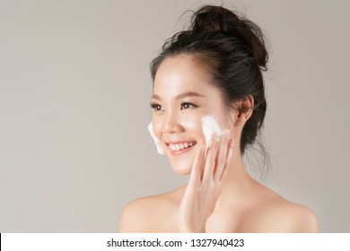 Asian Women Are Going To Use A Facial Foam To Wash Cosmetics Off The Face