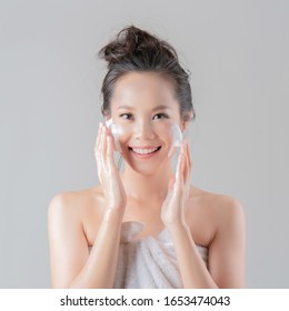 Asian Women Are Going To Use A Facial Foam To Wash Cosmetics Off The Face.white Backgrond