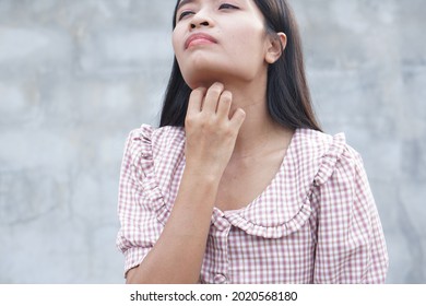 Asian Women Itchy Neck Skin