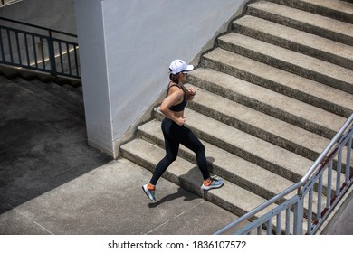 Mujeres asiáticas Corriendo y trotando en el exterior en la ciudad