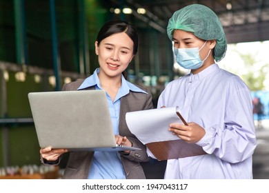 Asian Women Smiling Use Laptop Explain Employee , Manager Computer Training Employee In Food Factory