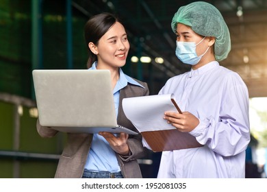 Asian Women Smiling Use Laptop Explain Employee , Manager Computer Training Employee In Food Factory