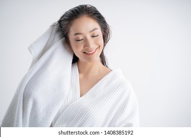 Asian Women Are Using A Dry Towel To Dry Their Hair.after Showering