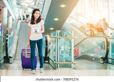 Asian Women Were Carrying Luggage Around The International Airport. She Was Traveling Abroad To Travel On Weekends.