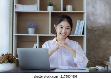 Asian Women Working In The Office, Young Asian Business Women As Business Executives, Founding And Running Start-up Executives, Young Female Business Leaders. Startup Business Concept.