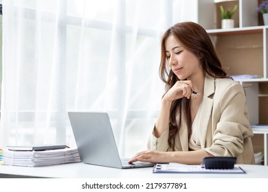 Asian Women Working In The Office, Young Asian Business Women As Business Executives, Founding And Running Start-up Executives, Young Female Business Leaders. Startup Business Concept.